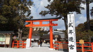 鮮やかな朱塗りの鳥居