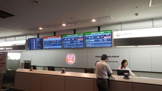 前日の台風の影響で混雑が続いていた