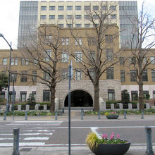 低層にファサード保存されているのは「旧横浜地方裁判所」