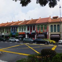 道路の向かい側から。青い店です。左隣が「キム チュー」。