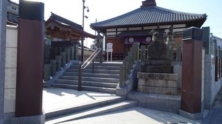 本堂から離れた場所にあります