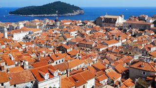 旧市街地を囲む城壁は１周２㎞あります。赤い屋根、青い海を見ながら上り下りがあります。