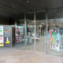 こちらの入口から入ります