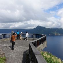 湖にせり出すような造り