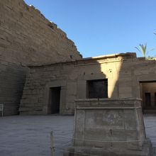 カルナック神殿入り口右側