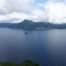 摩周岳とカムイシュ島
