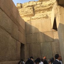 ミイラを造っていたといわれる部屋はかなり狭い通路を行く