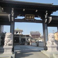 入口の山門の様子