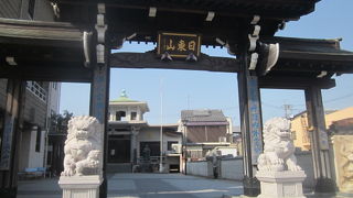 本堂は現代風の建物ですが、全体として中華風なテイストが感じられるお寺です