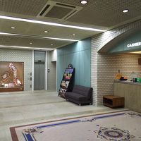 明るく広い１階ロビーとフロント