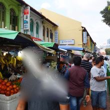 歩道が狭く感じられるくらい人が多い
