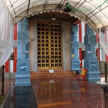 扉の前に次の開館時間が。