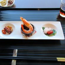 紹興酒と、三種前菜の盛り合わせ