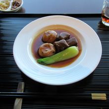 柔らか牛頬肉と揚げ豆腐のオイスター風味煮込み