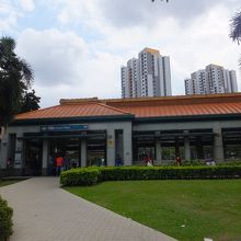 シンガポールで駅入り口がこのように飾られた駅は珍しいです。