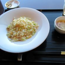 メインは６種類の中から、蟹肉とレタス入りチャーハンを選びまし