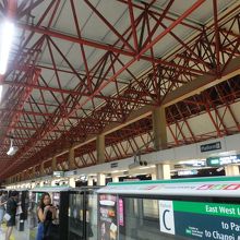 ホームは大屋根に覆われてます。