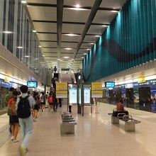 駅ホームはゆったり。天井も高い。