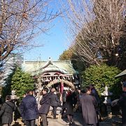 ＪＲ市ヶ谷駅すぐ近く。鎌倉の鶴岡八幡宮から分岐した姉妹のような神社です。