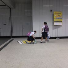 強風で掲示物も吹き飛び。現地高校生が拾って駅に届けてました。