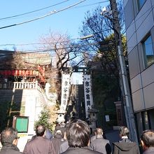 市谷亀岡八幡宮の入口です。結構階段が長く立地が高いです。