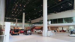 日産の見れば欲しくなるような斬新な新モデルの車が展示。車好きの人には大変魅力的。