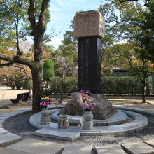 献花が絶えない