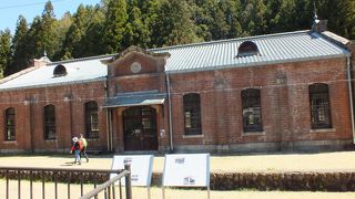 山間に静かに佇む施設