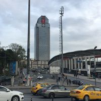 トラム駅からみた裏側建物