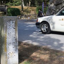 道路脇に碑がある