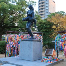 ぐったりした子供を抱える女性教師の像