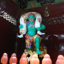 門裏の右にある風神です