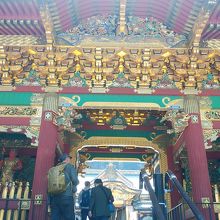 夜叉門上の装飾です。入口には平和の象徴の獏があります