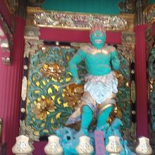 表門右の阿跋摩羅です