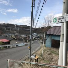 堂西バス停より駅は坂を下りきった右手