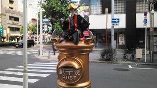 金色の郵便ポスト