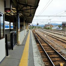 列車を待っている時間がゆっくりと流れます。