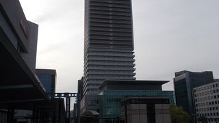 岐阜駅の駅前の一角にあります。