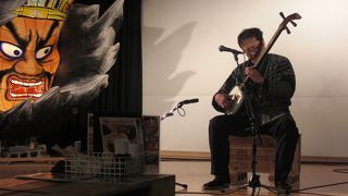 アウガ地下のりんご箱で食事を食べながら津軽三味線のライブが楽しめました。