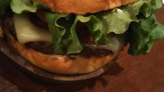 ボリュームたっぷりのハンバーガー