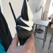 真っ黒のソフトクリームは最高！
