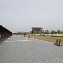 朱雀門、朱雀門ひろばから写す