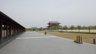 奈良時代前期の平城宮の正門が復元されている