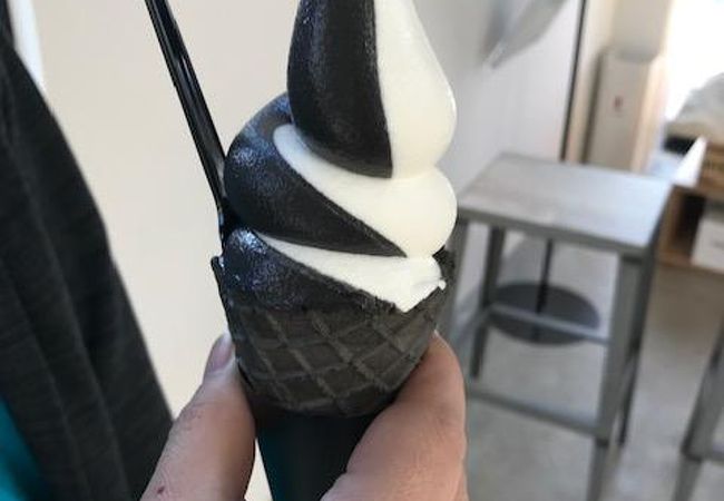 真っ黒のソフトクリームは最高！