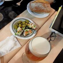 パン1ユーロ　　前菜のムール貝やオリーブは無料