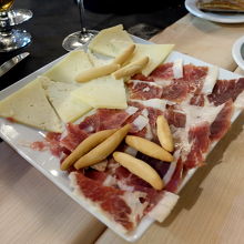 イベリコ豚の生ハムとチーズ　16ユーロ