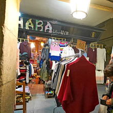 広場の周りはお土産屋も多い