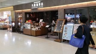 ターミナル1到着口の老舗カフェ