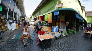 「ボンジュール～！ボンジュール～！」とフランス語かと思ったわい！この市場の呼称....（ボージョーアウンサンマーケット Bogyoke Aung San Market／ヤンゴン／ミャンマー）