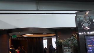 ラウンジの入り口は52と53の間くらいにあり共有のラウンジです!!